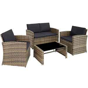 avec construction en rotin tressé. Comprend une causeuse, deux chaises et une table basse. Coussins foncés sur les sièges.