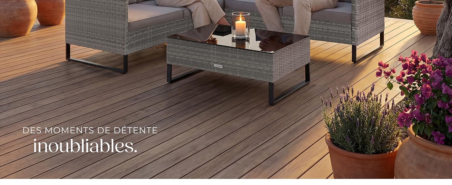Le texte indique « Insel Hiddinghes ». Terrasse extérieure en bois avec mobilier moderne, plantes décoratives et fleurs en pot dans un cadre résidentiel.