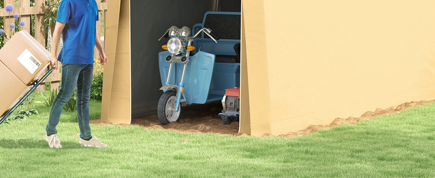 Scène extérieure montrant une vue partielle d'un scooter ou d'un cyclomoteur bleu garé dans un garage ou une aire de stockage, avec de l'herbe au premier plan
