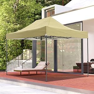 avec dessus en toile beige et structure métallique, installée sur un patio rouge à l'extérieur d'un bâtiment vitré moderne