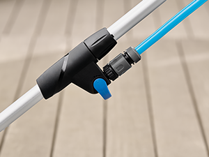 Série de plans montrant un liquide bleu ou une solution de nettoyage appliquée sur une surface ou un tissu de couleur claire.