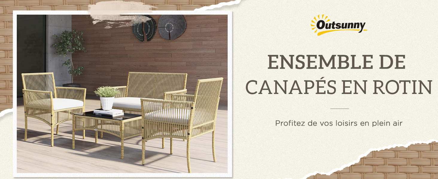 avec chaises et table en rotin de couleur claire, mis en valeur sur un fond mural en bois