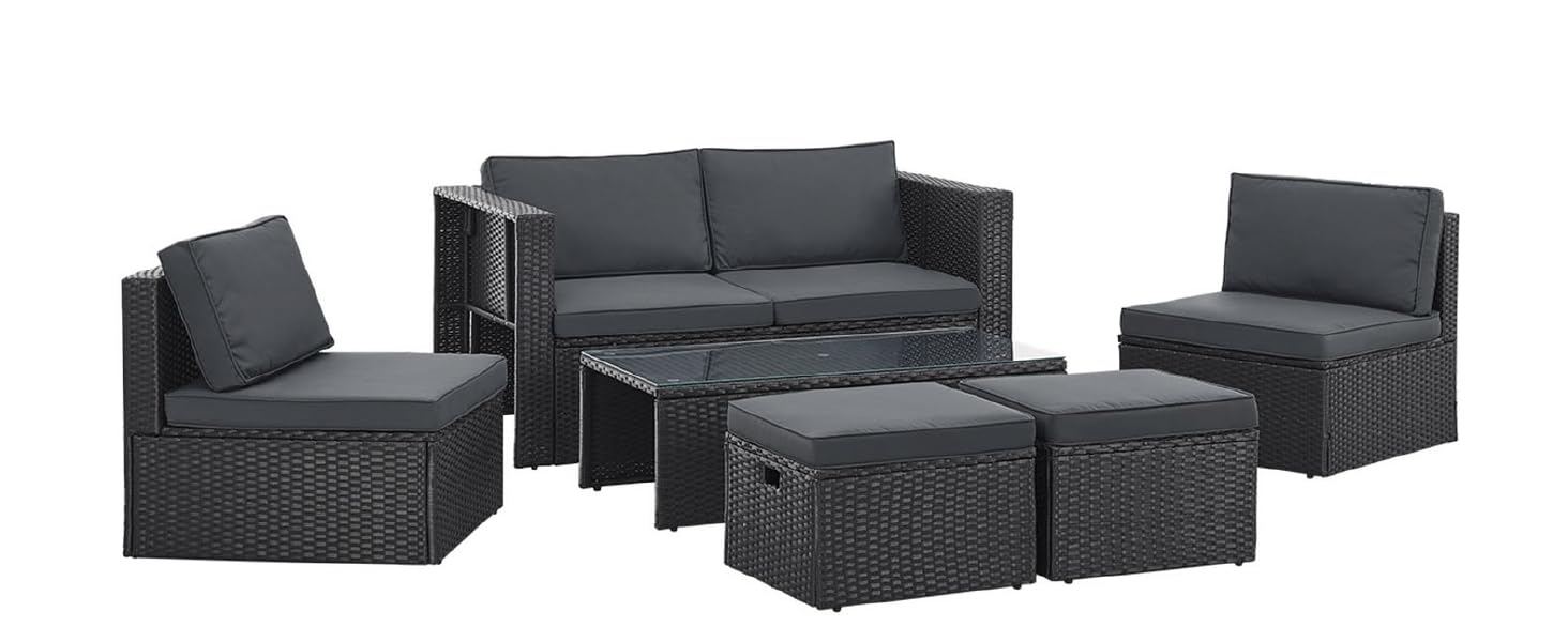 comprenant une causeuse en osier foncé, deux chaises sans accoudoirs et deux tables de style ottoman avec coussins gris