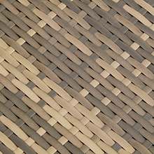 Gros plan d'un motif tissé avec des bandes entrelacées brun clair et brun clair, peut-être une texture de panier ou de surface de meuble