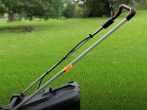 Série d'images montrant une tondeuse à gazon en action sur de l'herbe verte, capturées sous différents angles pendant le fonctionnement.