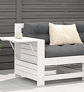Fauteuil moderne en bois blanc avec coussin gris et coussin crème, affiché sur fond de mur en lambris blanc dans un décor intérieur minimaliste.