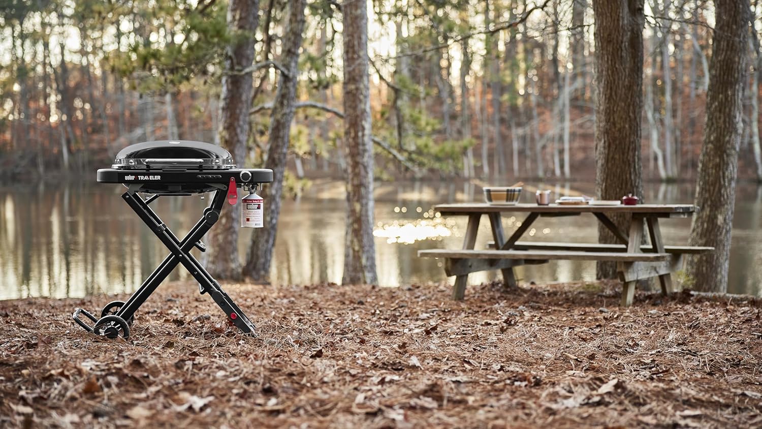 Weber Traveler Compact barbecue à gaz/design pliable et portable avec roues, verrouillage automatique du couvercle et thermomètre intégré, 1 brûleur, surface de cuisson 52 x 36 cm, noir