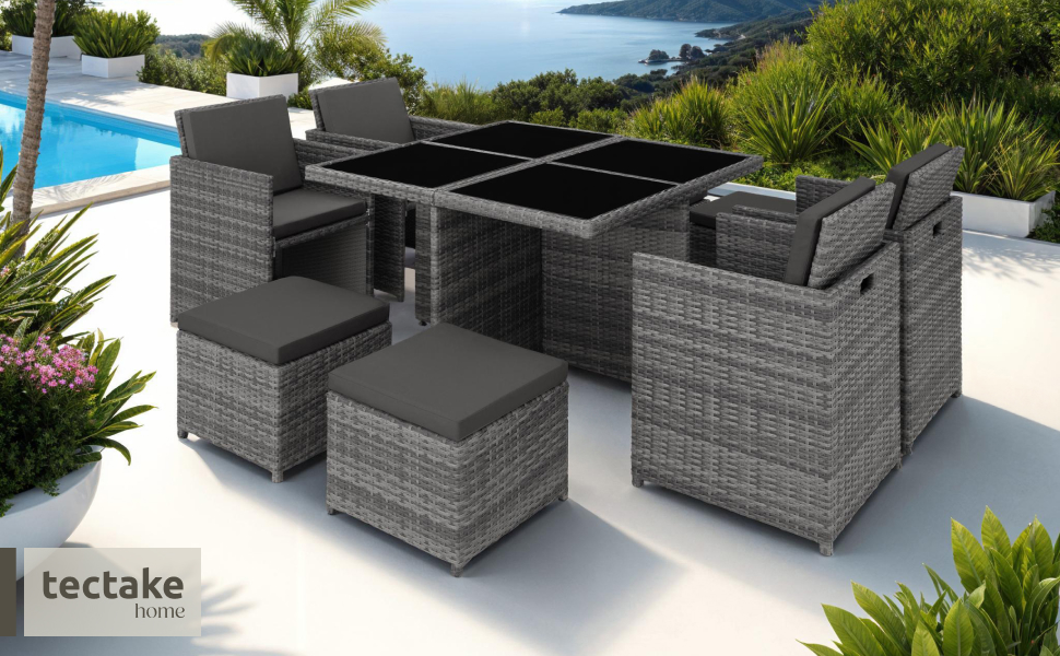 Le texte indique « tectake ». Ensemble de mobilier d'extérieur moderne en osier gris avec des sièges en forme de cube et des tables disposées près de la piscine avec vue sur l'océan en toile de fond.