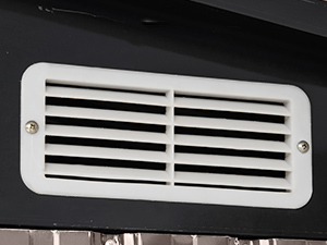 Grille de ventilation rectangulaire blanche à lamelles horizontales montées sur une surface sombre.