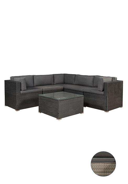 comprenant un canapé en L gris foncé avec coussins et une table basse carrée assortie, le tout en matériau tissé