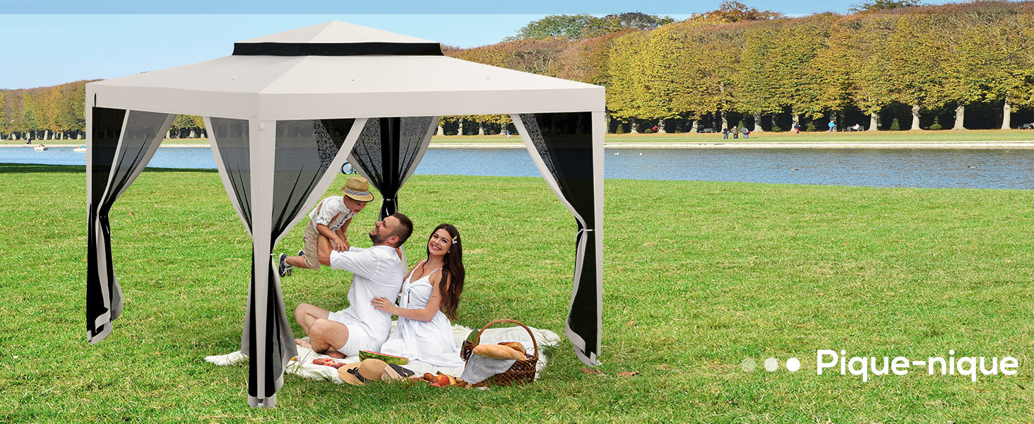Tente de jardin extérieure avec auvent blanc et rideaux sombres installée sur l'herbe près d'un plan d'eau, avec une personne qui se détend à l'intérieur.