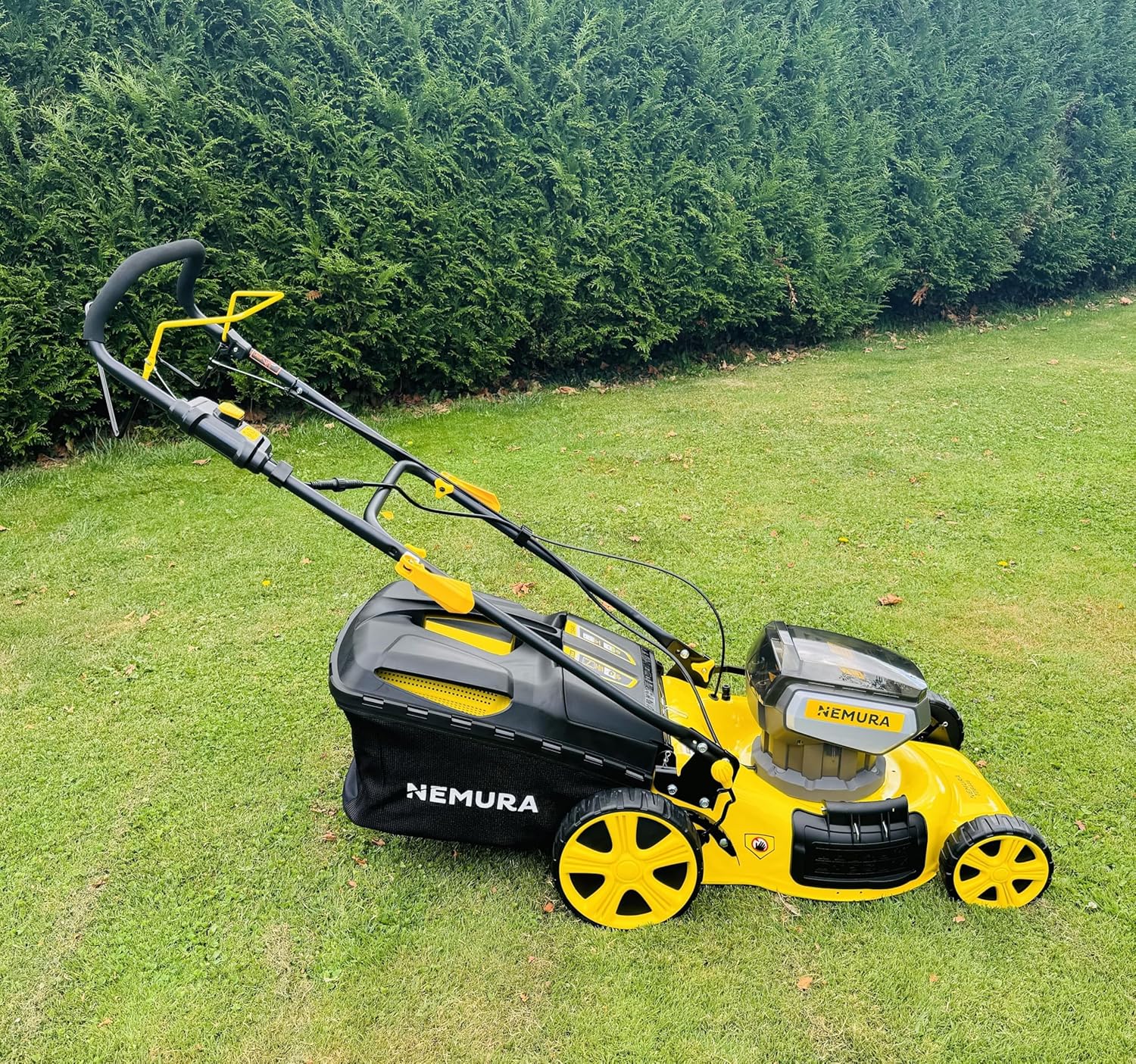 Nemura Tondeuse Autotractée à Batterie 80 V (2x40V) - Coupe 46 cm - Jusqu'à 500 m2 - Fonction Mulching - Livrée avec 2 Batteries 4Ah et 2 chargeurs - Marque Française