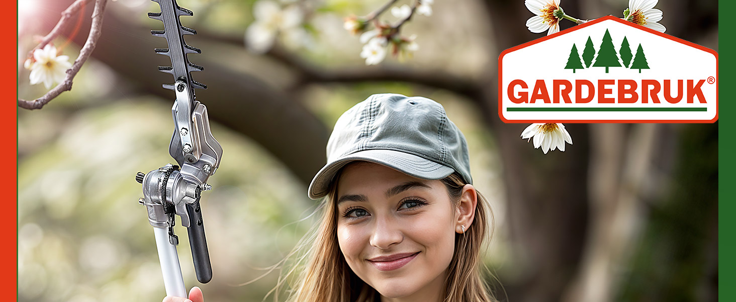 avec long manche extensible et accessoire d'élagage, illustré en extérieur avec des branches d'arbres en fleurs. Logo Gardebruk visible