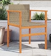 Chaise de patio d'extérieur en bois avec dossier en treillis et structure de siège, exposée sur une terrasse carrelée avec des plantes vertes en arrière-plan.