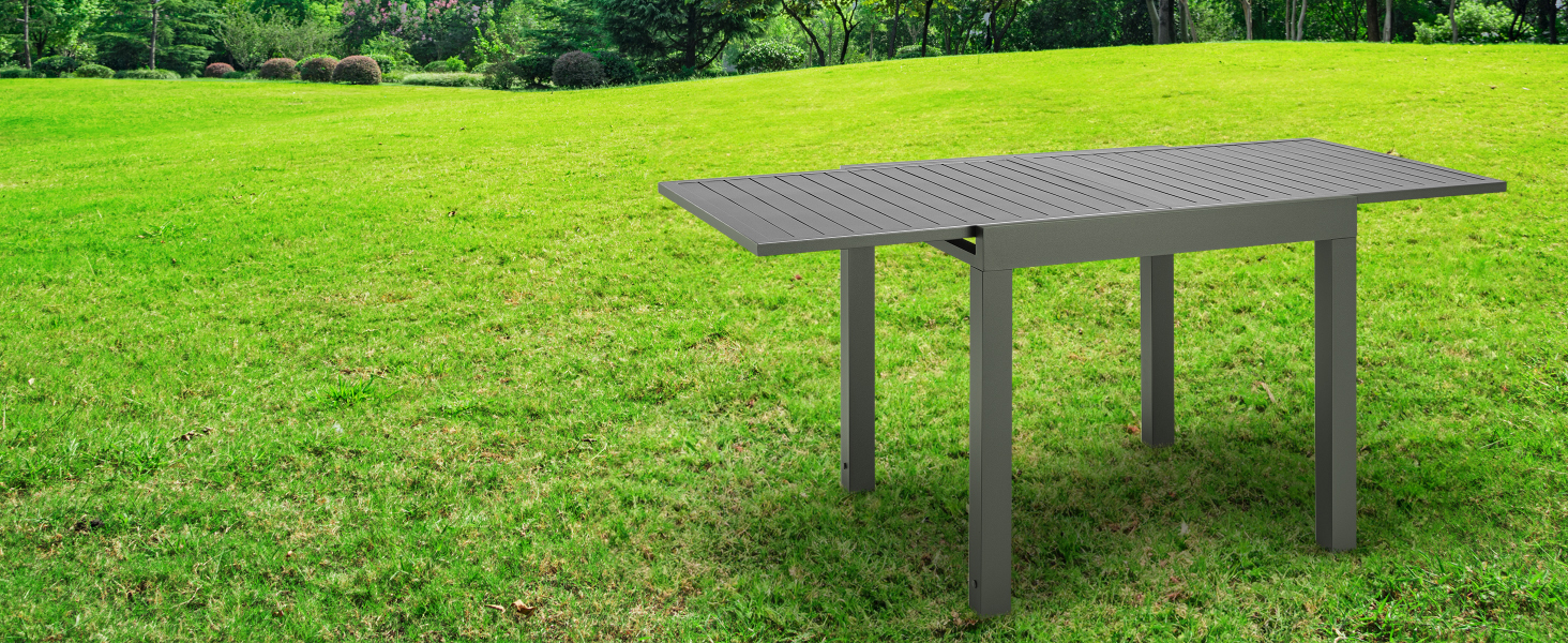 avec plateau à motif maillé, posée sur l'herbe. Design simple et moderne avec pieds droits.