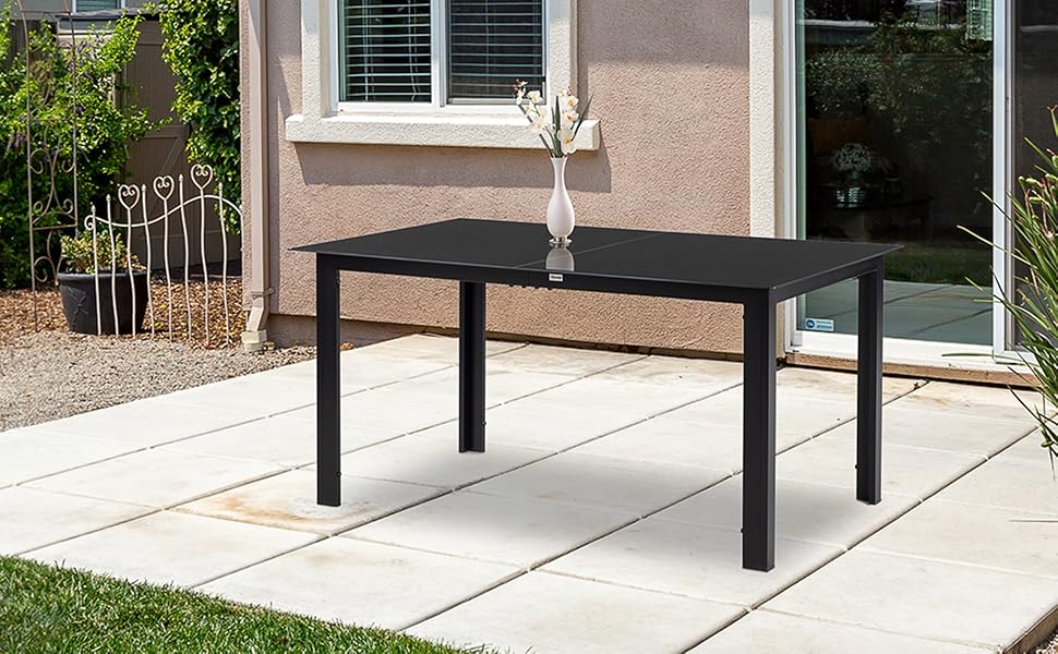 Série de photos montrant des pieds de table en métal noir installés ou assemblés sur une terrasse ou un patio extérieur.