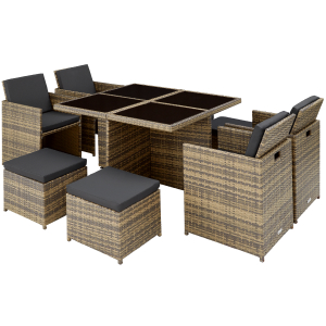 Ensemble de mobilier d'extérieur en osier comprenant une table à manger de style cubique et des chaises avec coussins en rotin brun.