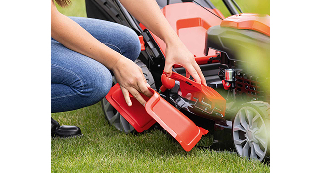 Le texte indique « Image 7 ». Séquence montrant des mains utilisant un outil électrique rouge ou un équipement de pelouse sur une surface gazonnée.
