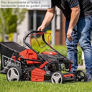 homme travaillant sur une tondeuse à gazon