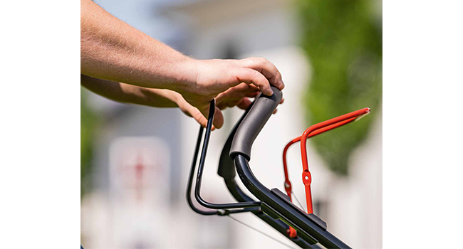 Série de mains illustrant l'installation et l'utilisation de porte-outils de jardin noirs et rouges ou de clips sur différentes surfaces.