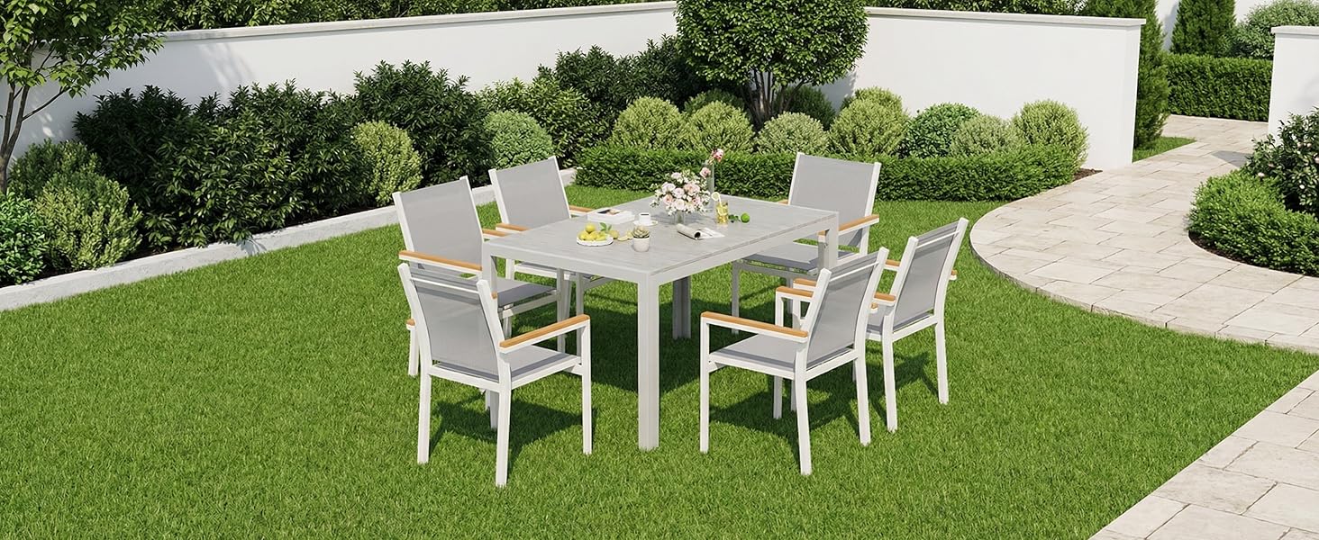 Scène de patio extérieur comprenant plusieurs ensembles de salle à manger blancs avec des chaises disposées sur une pelouse bien entretenue avec un pavage en pierre, montrant différents angles de la disposition des meubles.