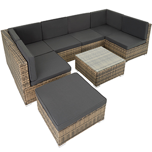 avec structure en rotin tressé, coussins gris foncé et table basse assortie. Dispose d'un design modulaire avec pouf.