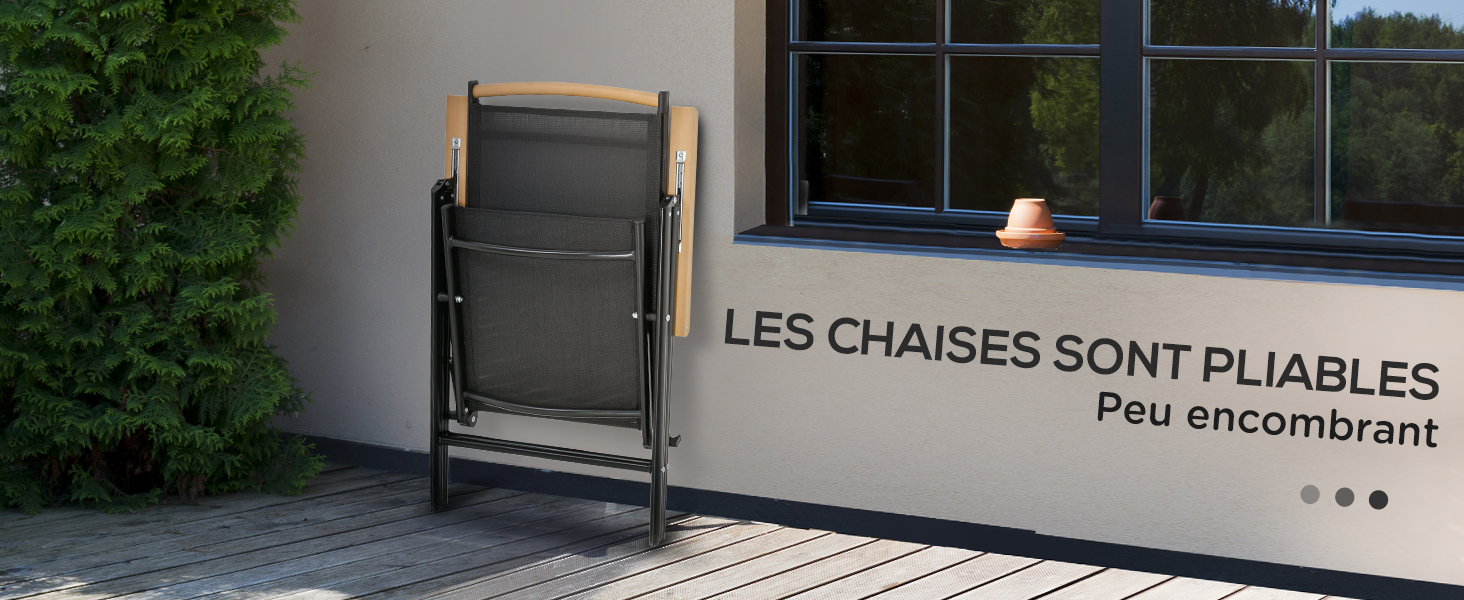 avec structure en métal foncé et assise en tissu, adossée à un mur. Le texte en français mentionne que les chaises sont pliables et peu encombrantes