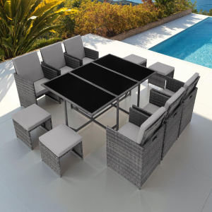 Configuration moderne de cuisine commerciale ou de service alimentaire présentant des comptoirs en acier inoxydable et des postes de préparation sous plusieurs angles.