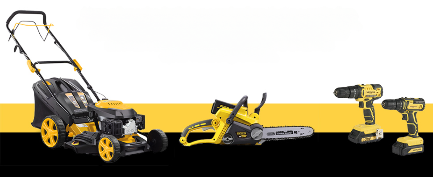 Ensemble d'outils électriques comprenant une tondeuse à gazon à essence avec roues jaunes, une tronçonneuse électrique et deux perceuses sans fil. Outils affichés sur fond blanc avec accent jaune.