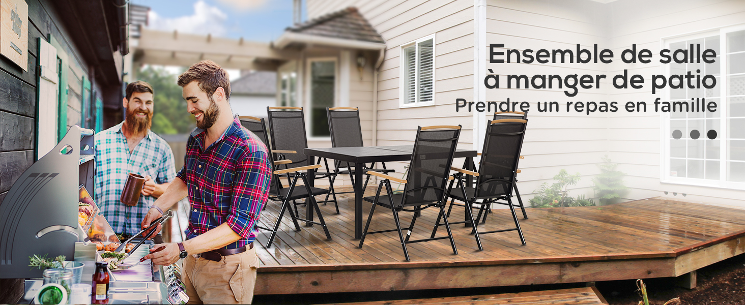 avec chaises pliantes et table disposés sur une terrasse en bois dans un jardin.