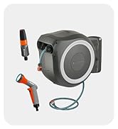 Photos du produit d'un système d'enrouleur de tuyau d'arrosage rétractable gris présenté sous plusieurs angles, avec une buse de pulvérisation et un support de montage attachés.