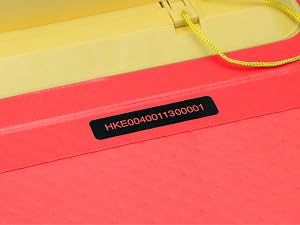 Séquence de démonstration du produit montrant des surfaces rouges et jaunes avec lecture de codes-barres. Gros plans du processus de numérisation et des détails du code-barres.