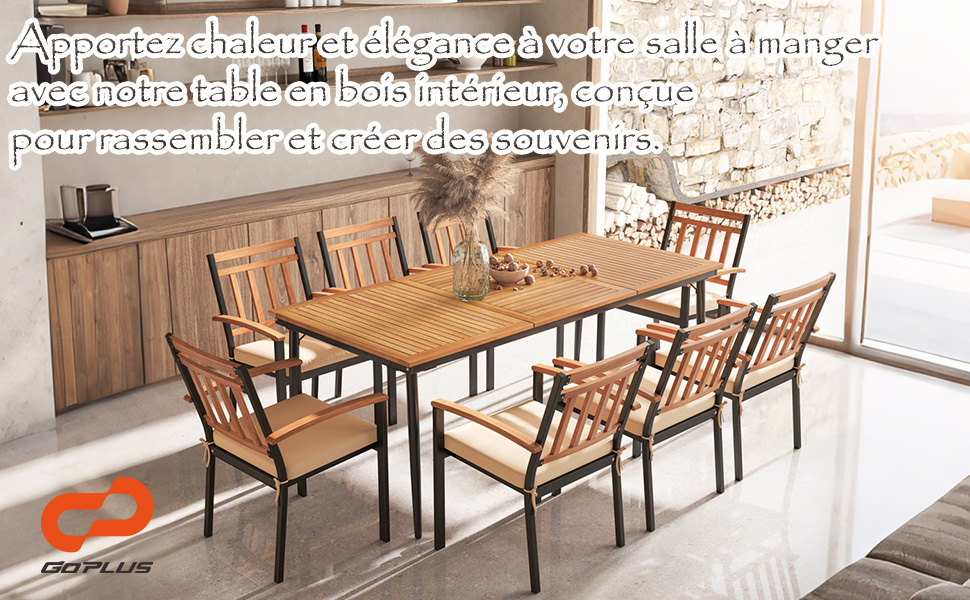avec table en bois et six chaises. Les chaises à structure métallique ont des sièges et des dossiers à lattes de bois. La table est dotée d'un plateau en bois à lattes. Ensemble placé dans un espace intérieur lumineux.