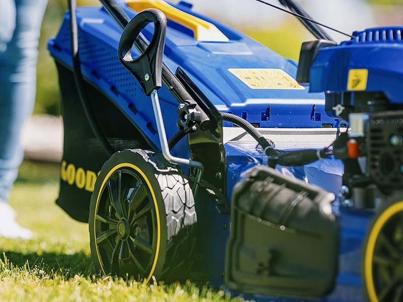 Série de plans rapprochés montrant une tondeuse à gazon électrique bleue en action, coupant le gazon par une journée ensoleillée. Roues et plateau de coupe visibles sous différents angles.