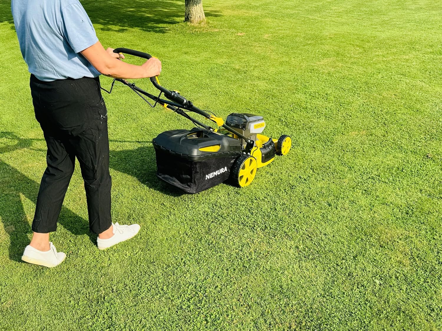 Nemura Tondeuse Autotractée à Batterie 80 V (2x40V) - Coupe 46 cm - Jusqu'à 500 m2 - Fonction Mulching - Livrée avec 2 Batteries 4Ah et 2 chargeurs - Marque Française
