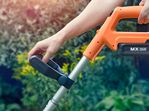 Orange utilisé pour tailler les plantes à l'extérieur, doté d'une poignée ergonomique
