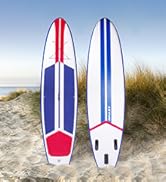 une planche de surf rouge, blanche et bleue posée sur une plage