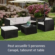 un jardin avec une table, des chaises, un parasol et des fleurs.