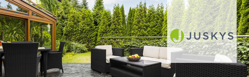 un patio avec table et chaises