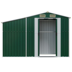 avec toit en pente et garniture blanche. Porte unique centrée sur la façade. Isolé sur fond blanc.