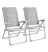 Deux chaises de plage pliantes ou chaises de camping gris clair identiques avec dossier haut et accoudoirs, illustrées côte à côte.