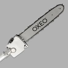 Attache de lame de tronçonneuse professionnelle étiquetée « OXEO » avec barre de guidage en métal et assemblage de chaîne illustré sur fond gris