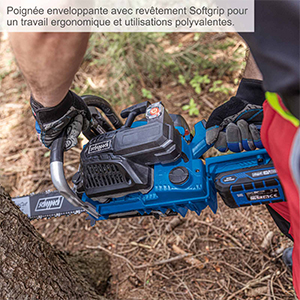 Scène extérieure montrant un équipement ou un équipement bleu posé sur le sol avec un décor naturel en arrière-plan.
