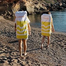 deux personnes marchant sur la plage