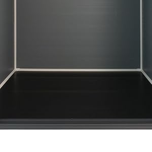 Couloir intérieur ou couloir sombre et minimaliste avec un éclairage spectaculaire et des lignes géométriques créées par les intersections des murs et des plafonds.