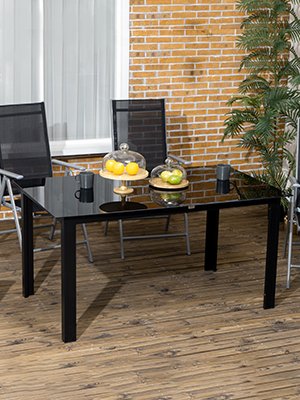 Série de photos montrant une table ou un bureau encadrés en noir à différents stades d'installation sur un fond de mur de briques.