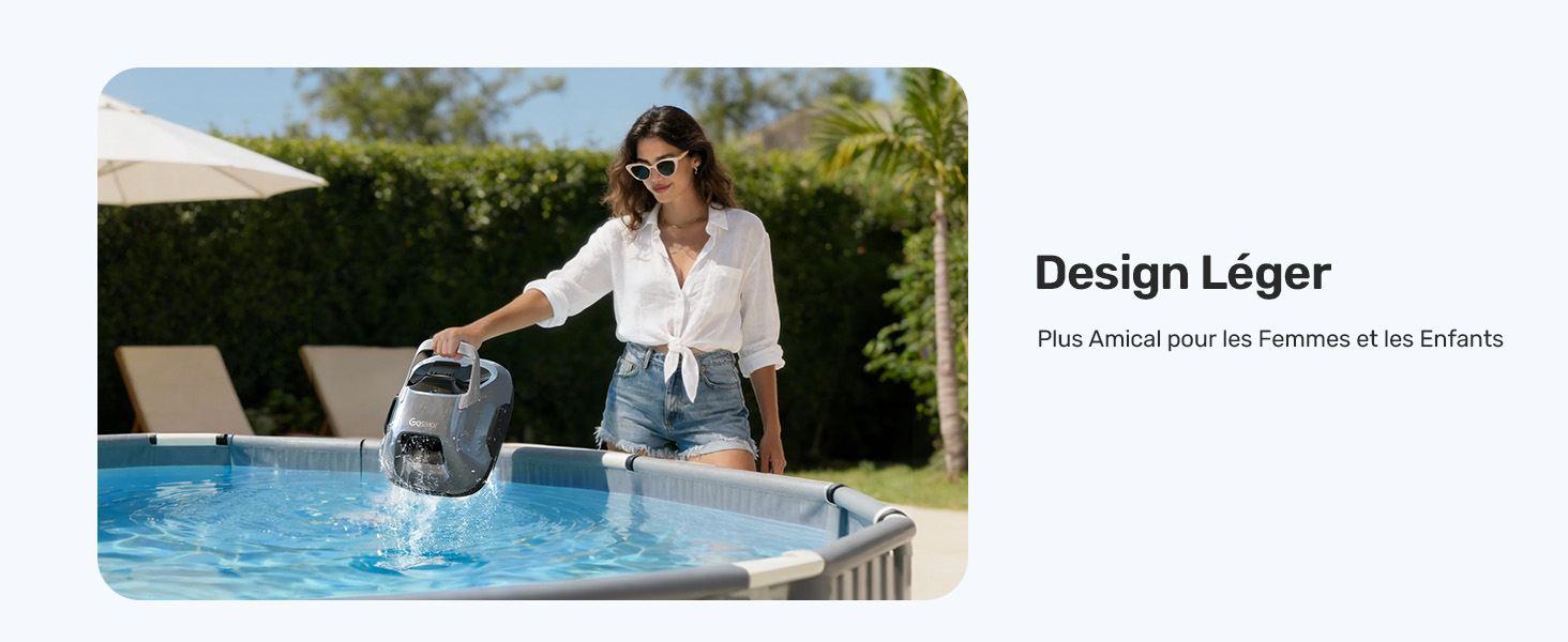 Scène de piscine ou de plan d'eau montrant un espace de détente extérieur avec chaises longues.