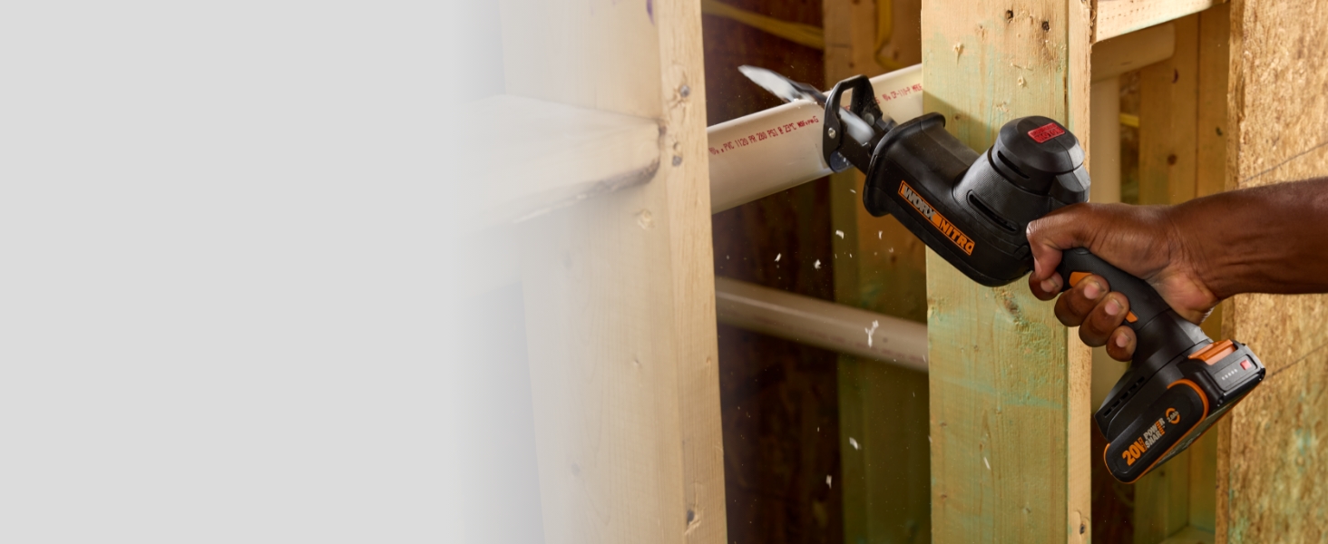 Gros plan de deux bouteilles de vin stockées horizontalement dans un casier à vin en bois fixé à un mur.