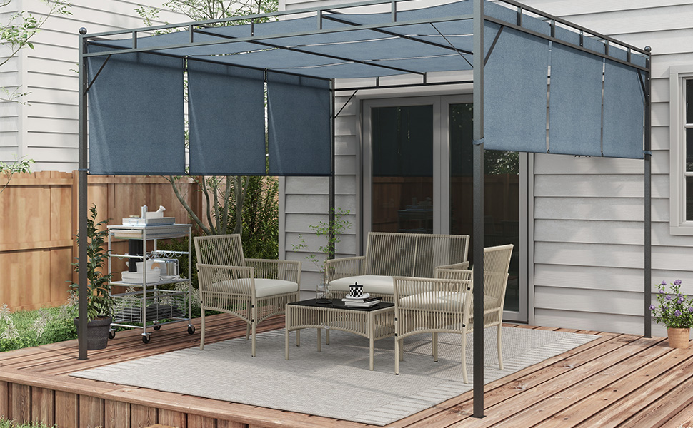 Patio extérieur avec écrans d'ombrage gris, ensemble de meubles blancs et étagère en métal sur une terrasse en bois