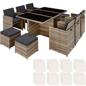 avec table, chaises et tabourets tressés de style rotin. La table a un plateau en verre. L'ensemble comprend plusieurs options de sièges.